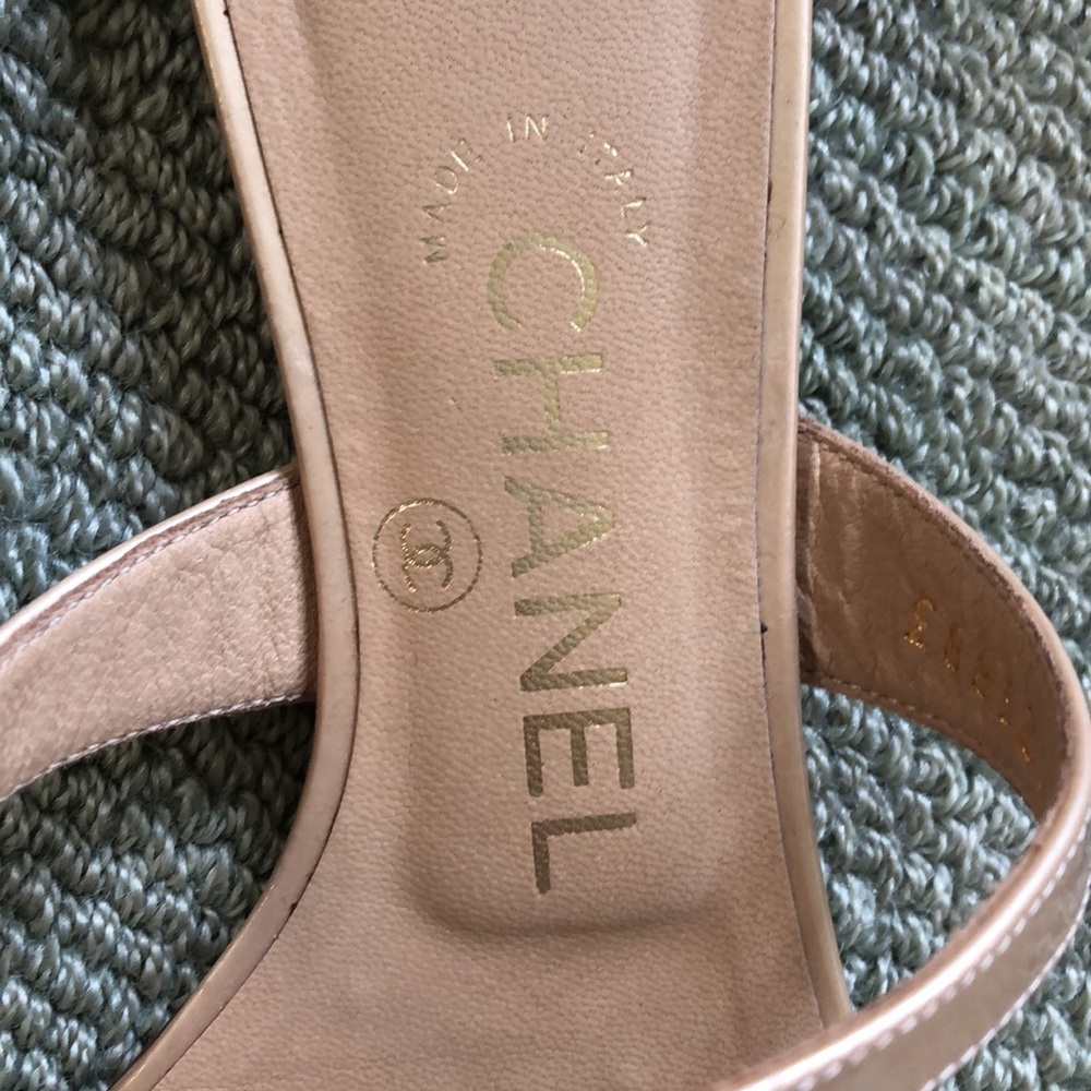 Chanel 38 Patent Flat “Toe Ring” Sandals - Picture 4 of 8